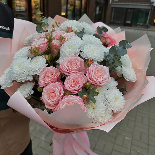 Дуо букет из кустовых роз и хризантем
