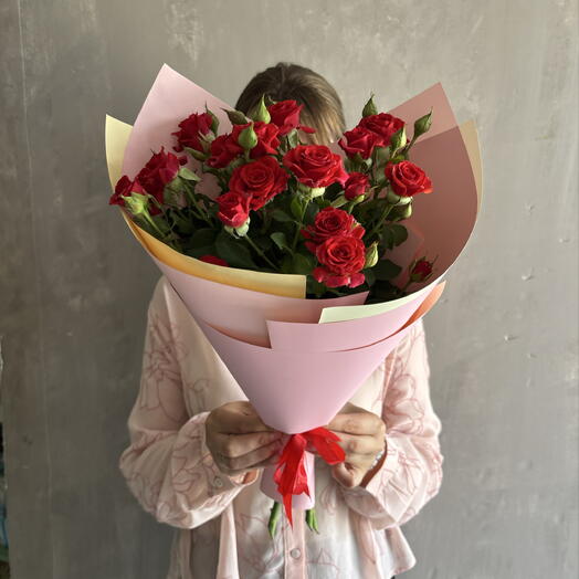 Яркий монобукет из 3 кустовых красных роз