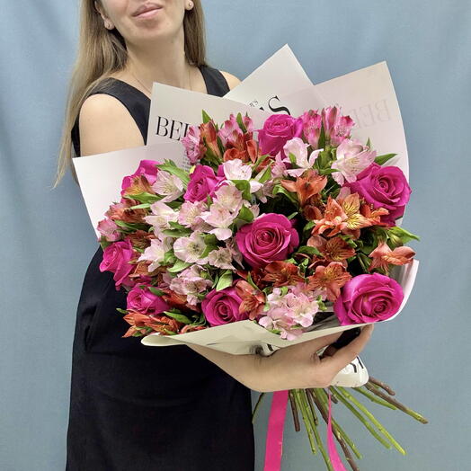 Топ букет из малиновых роз и цветных альстромерий 💘