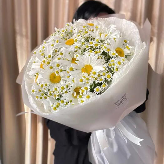 Букет из ромашек в стильном оформлении 🌼