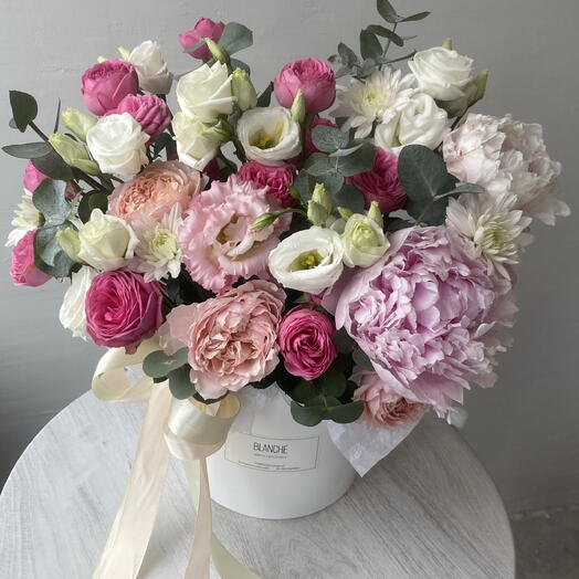 Композиция «Сад с пионами» с кустовыми розами, пионами, эустомой🌸🤍