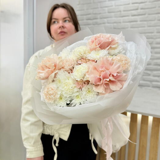 Сборный премиум букет с гортензией, французскими розами, хризантемой и диантусами
