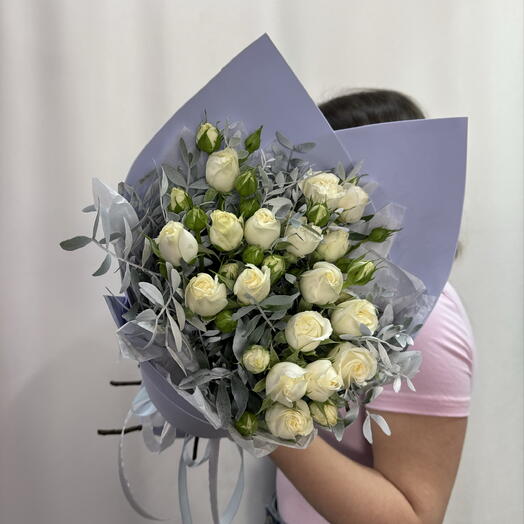 Букет из белых кустовых роз