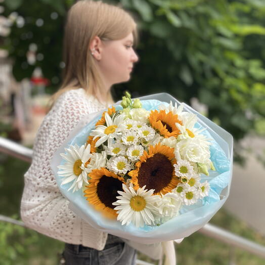 Букет с Эустомой и подсолнухами