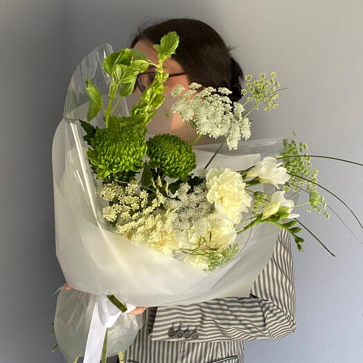 Свежий ветер💚 Букет из орлайи, хризантемы, фрезии, молюцеллы, диантусов в нежной упаковке🤍