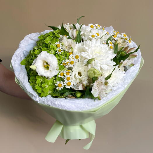 Воздушный зеленый букет с гортензией, альстромерией, кустовой хризантемой, кустовыми ромашками и эустомой