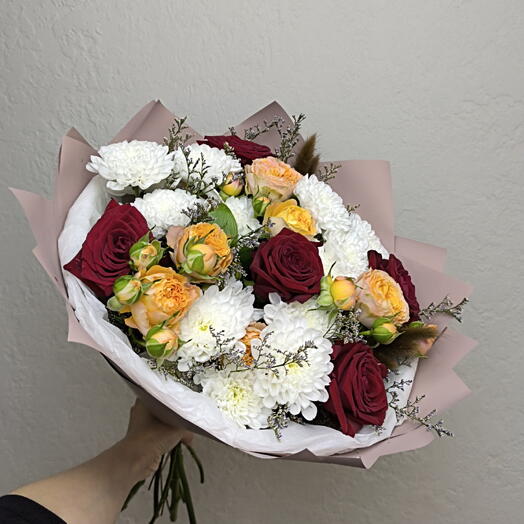 Яркий букет с одноголовыми и кустовой розами 🌹