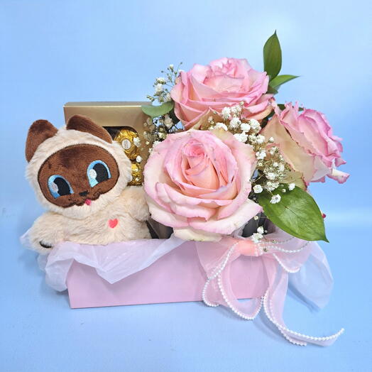 Коробка подарочная цветы и игрушка котёнок и коробочка конфет