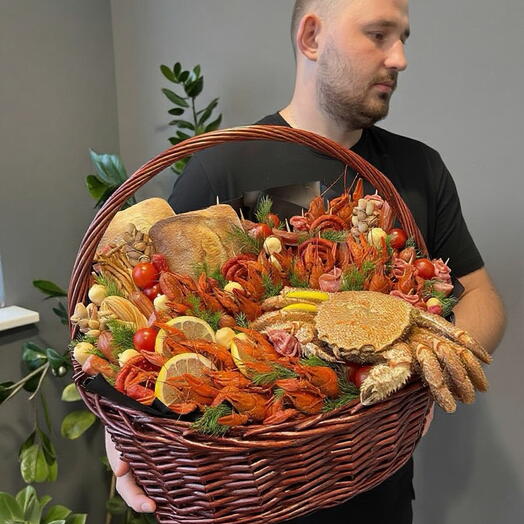 Корзина с крабом, раками и закусками