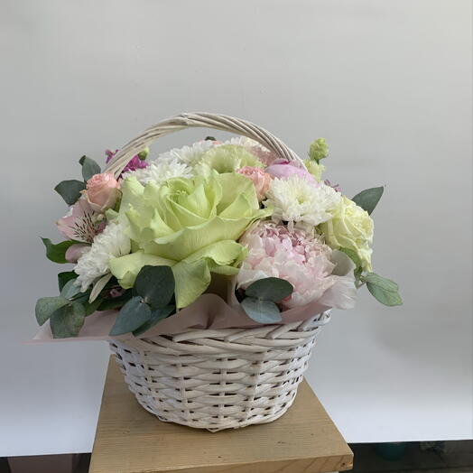 Корзина с розами, пионом, хризантемой и эустомой