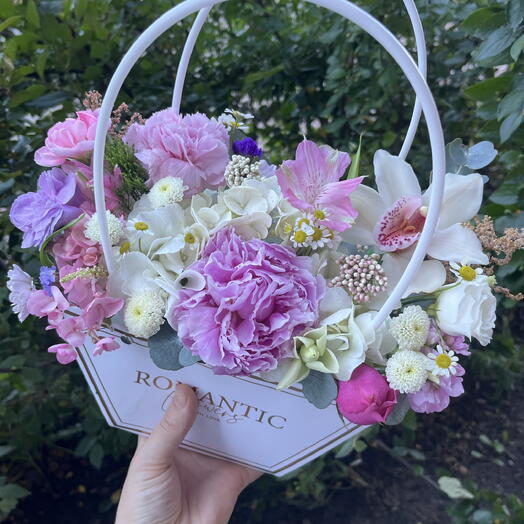 Нежный композиция из Пион, диантус, орхидея, гортензия, диантус кустовая, Сантин, алтстромерия, ромашка