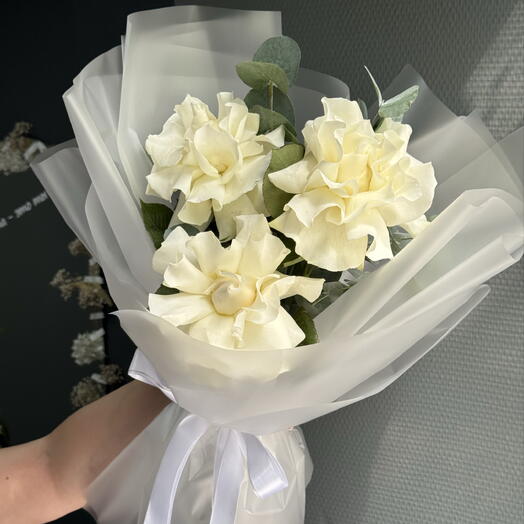 Стильный букет из белых французских роз и эвкалипта 🍀