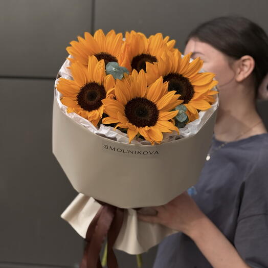 Букет подсолнухов в красивом оформлении 🧡