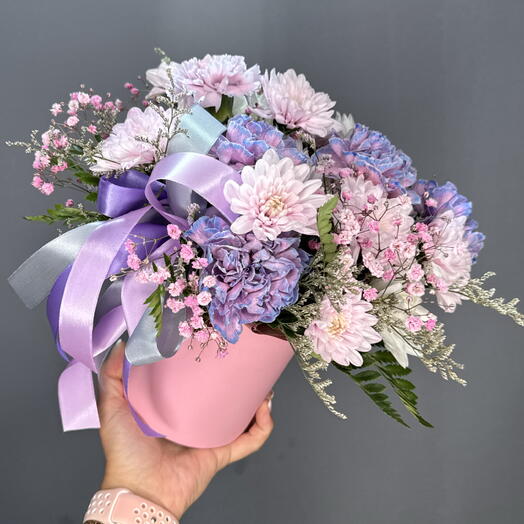 Нежные диантусы и хризантемы в шляпной коробке🌸🌸🌸