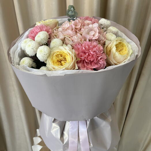 Букет с розовой гортензией, пионовидной розой, хризантемой и диантусами🎀