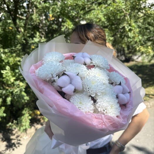 Нежный букет «Простота и очарование» из кустовых хризантем и хлопка 🎀🌸