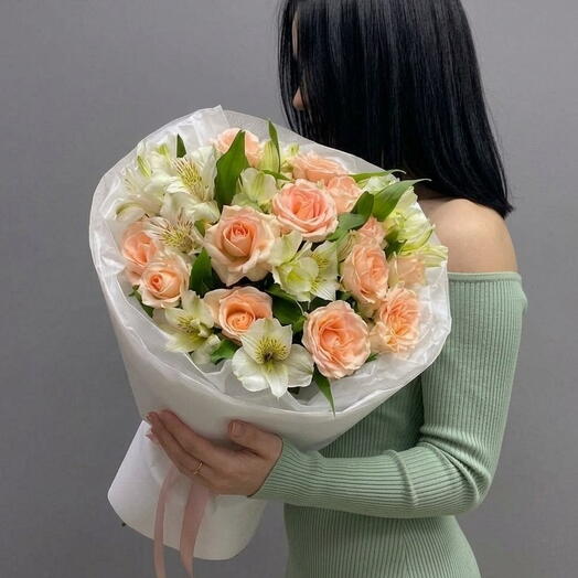 Нежность из кустовых роз и альстромерий