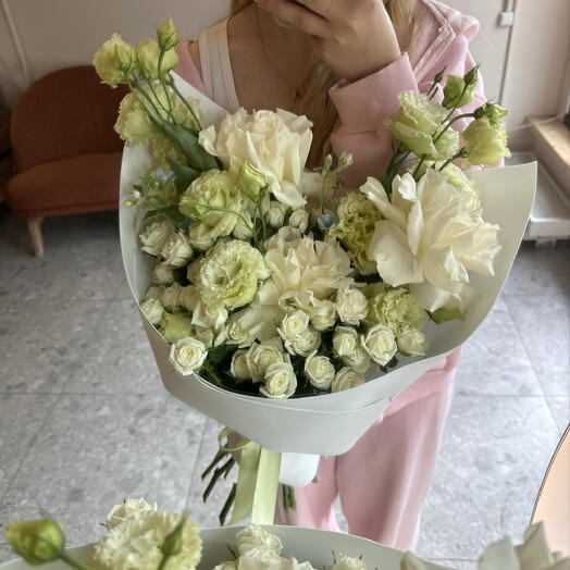 Букет из розы, лизиантуса, оксипеталума