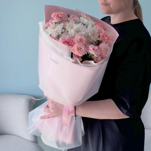 Букет с хризантемой, розой Бомбастик и гвоздиками «Розовое облако» 🌸🤍 40894