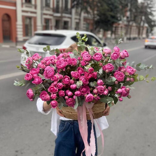 Розовое облако кустовых роз в плетёной корзине
