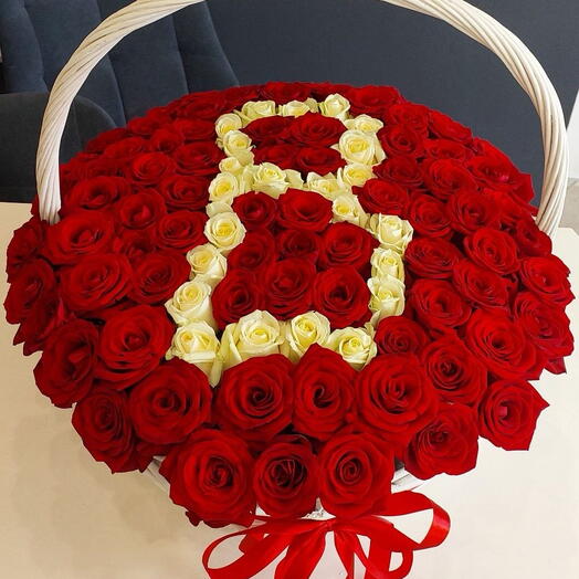 Корзина из роз с буквой