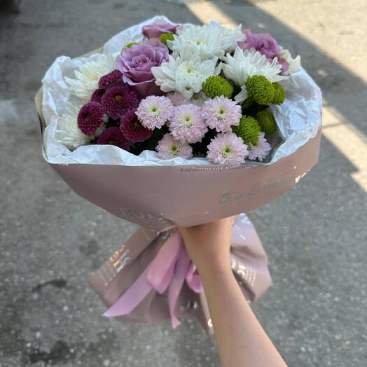 Авторский букет из роз, Сантини и кустовой хризантемы