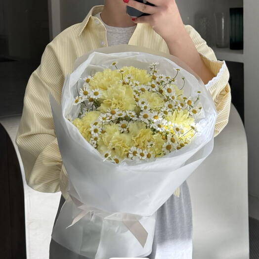 Букет из гвоздик и кустовых ромашек