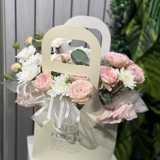 Кустовая роза и хризантема в сумке🌸