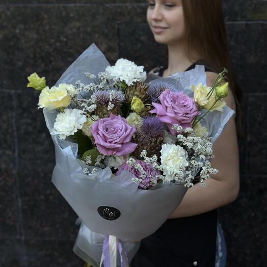 Букет «Роскошный презент» (Роза, гвоздика, артишок, эустома, лимониум, упаковка)