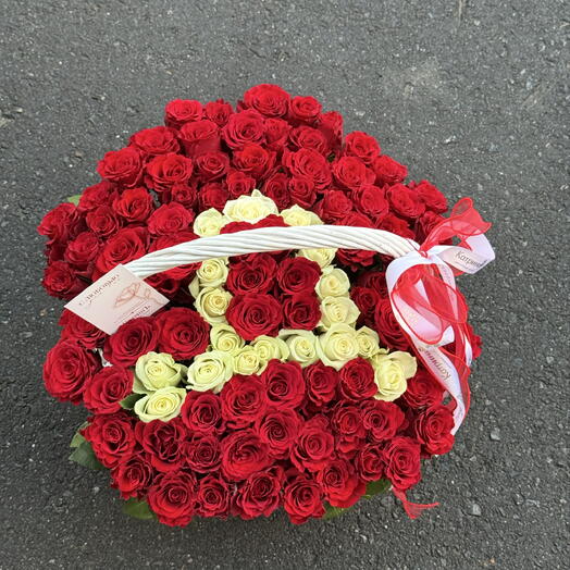 Корзина 101 розы с буквой