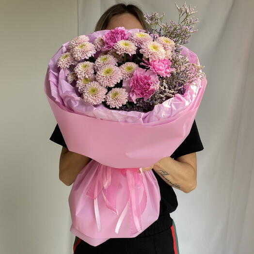 Нежно-розовый букет из диантусов и необычных хризантем💜