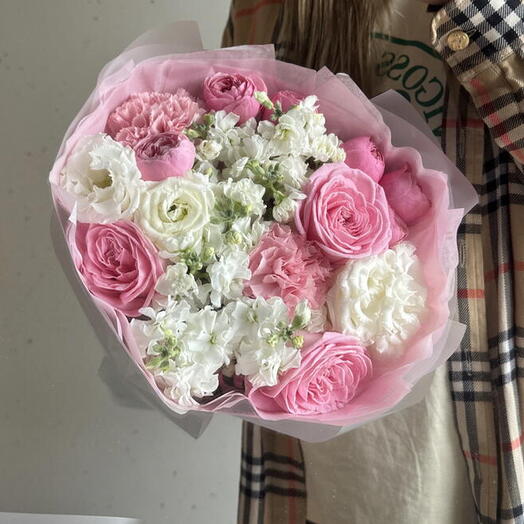 Букет с маттиолой, пионовидными розами в розово-белой гамме 💕🤍