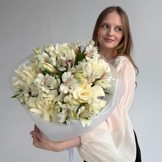 Букет с французскими розами и альстромерией "BLANCHE ROSE"