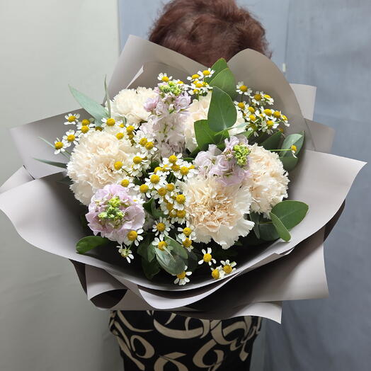 Букет из камиллы ромашки,  маттиолы,  диантуса,  эвкалипта