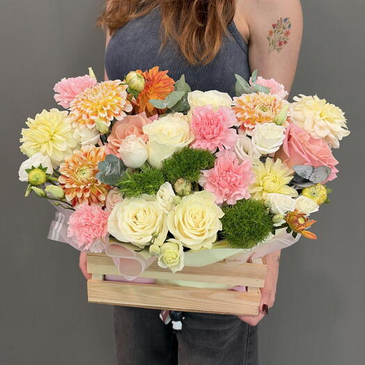 Яркая композиция с георгинами в деревянном ящичке 💐