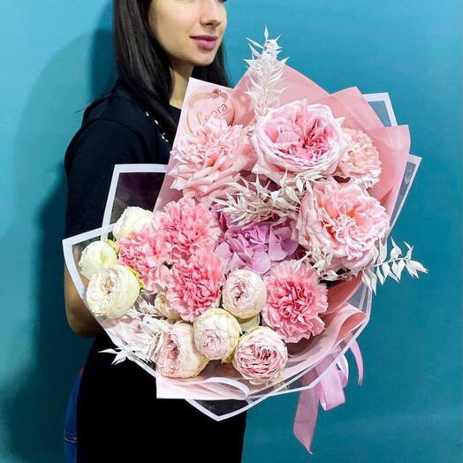 Букет из пионовидной розы Хитоми и диантусами. Авторский букет 5115. Leoraflowers