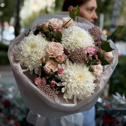 Букет из хризантем, роз, озотамнуса и листьев малины