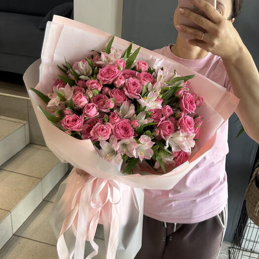 Красивый яркий букетик из кустовой пионовидной розы и альстромерий💕