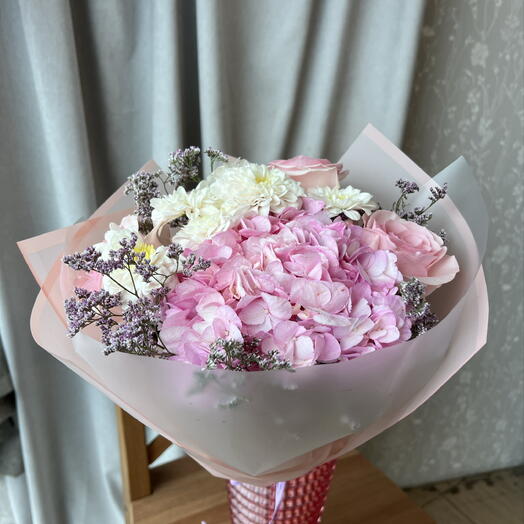 Букет с розовой гортензией