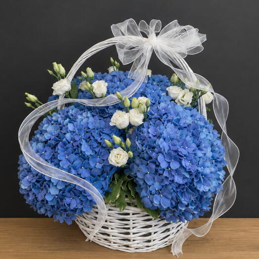 Шикарная композиция из гортензии и эустомы «Blue elegance»