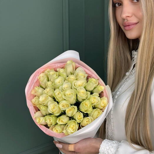 Моно букет из 35 белых роз
