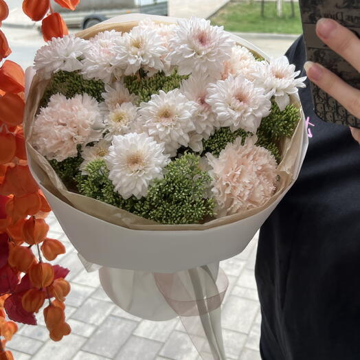 Букет с кустовой хризантемой и диантусами в нежной упаковке 🤍🌸