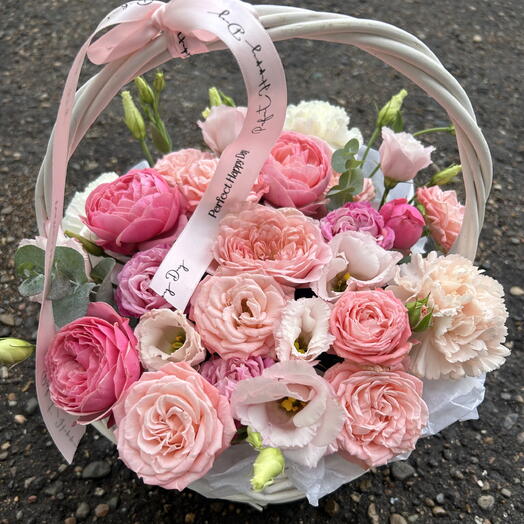 Корзина🌸🌹микс  пионовидные розы ,диантусы и эустома