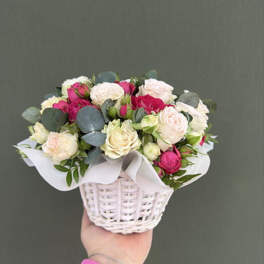Композиция в корзинке из кустовых роз 🌸 «Малиновое безе»
