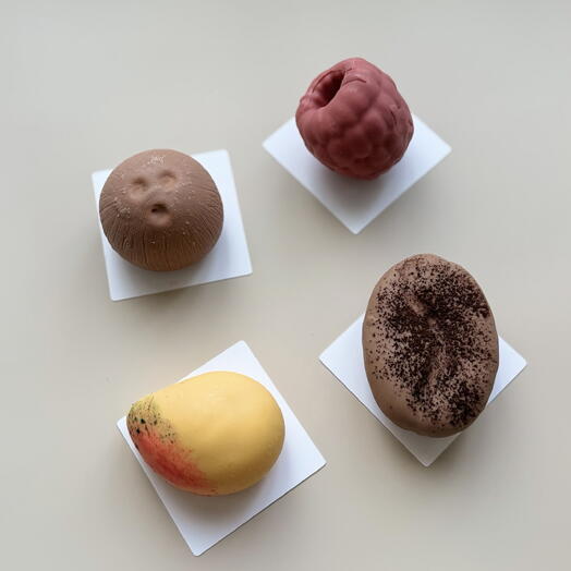 Корпусные пирожные (кокос, малина, кофейное зерно, манго)