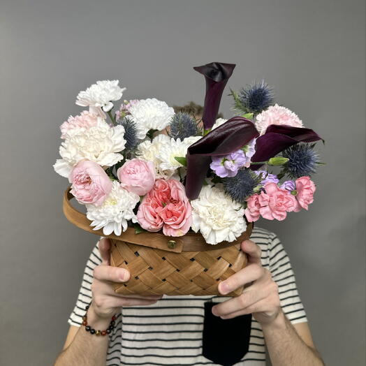 Корзинка с черными каллами