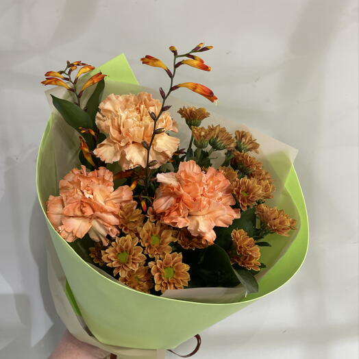 Букет из диантусов и хризантем