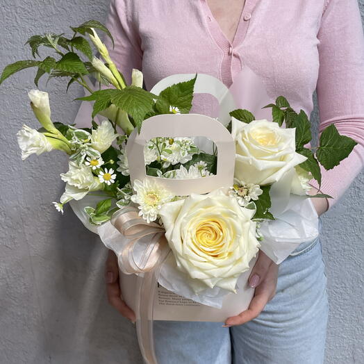 Композиция из пионовидной розы, гладиолуса, малины и молочая 🤍