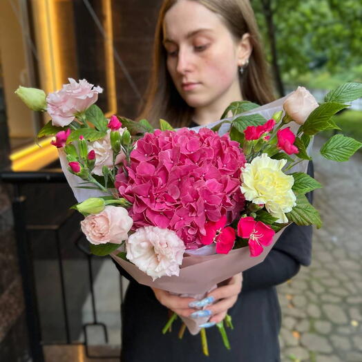 Яркий букет с гортензией, розами, лизиантусами и гвоздикой