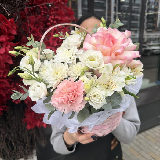 Корзина с нежными цветами 🌸💖💫